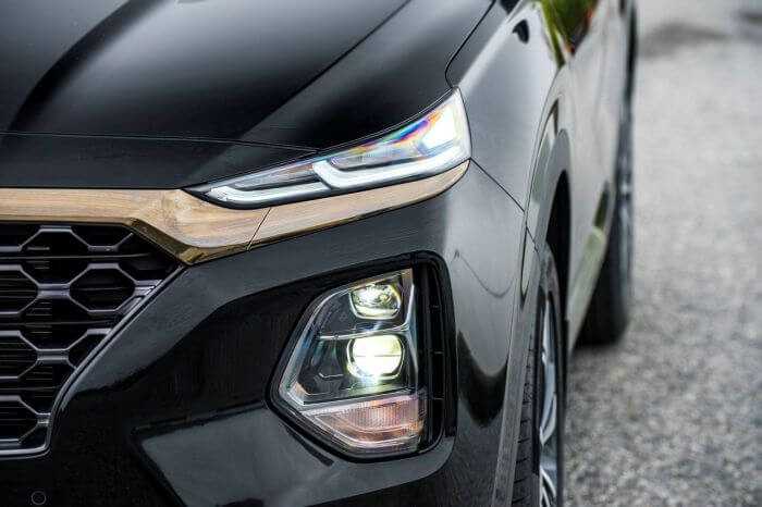 Cụm đèn pha LED trên xe hơi Hyundai Santa Fe 2020