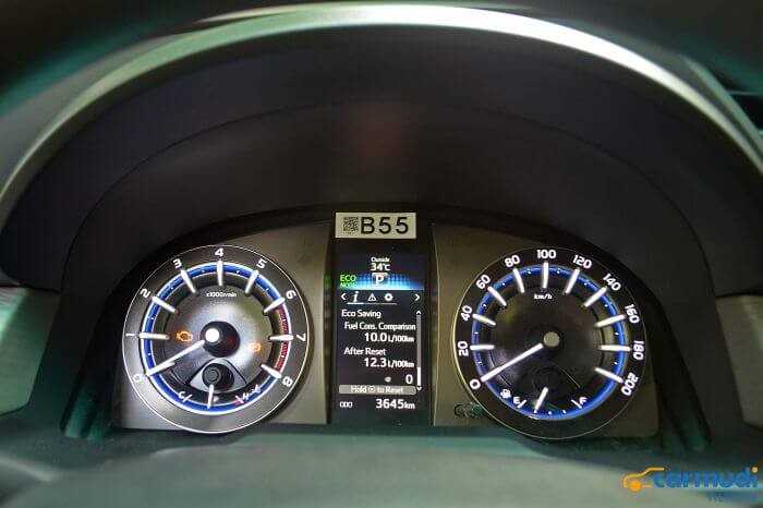 Cụm đồng hồ lái trên xe oto Toyota Innova carmudi vietnam