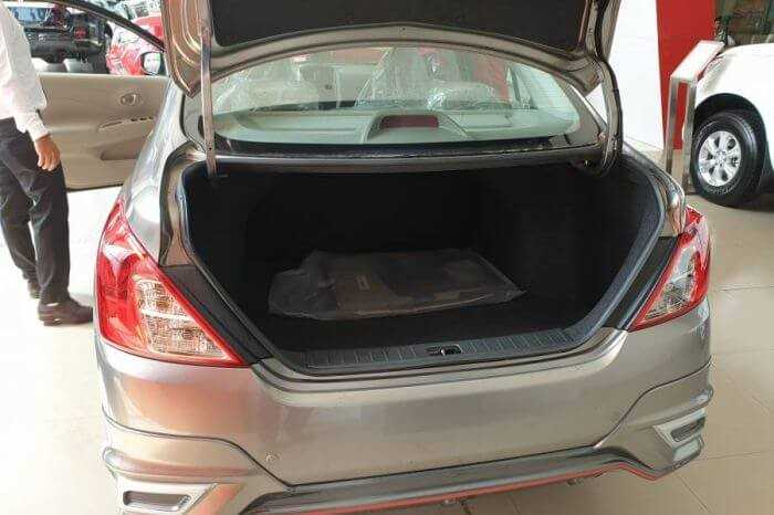 Khoang hành lý của Nissan Sunny carmudi vietnam