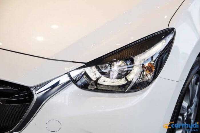 Cụm đèn pha LED trên xe hơi Mazda 2 carmudi vietnam