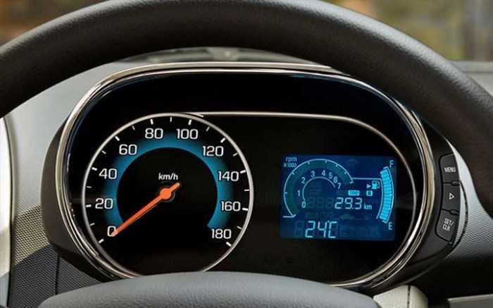Cụm đồng hồ lái trên xe oto Chevrolet Spark carmudi vietnam