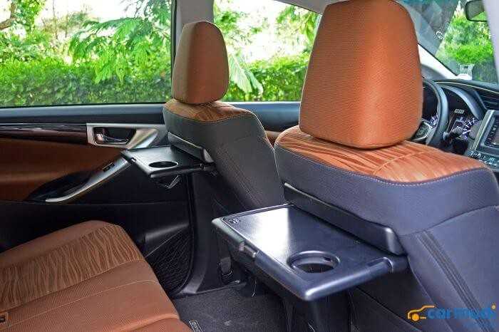 Tiện ích hàng ghế thứ hai của xe Toyota Innova carmudi vietnam