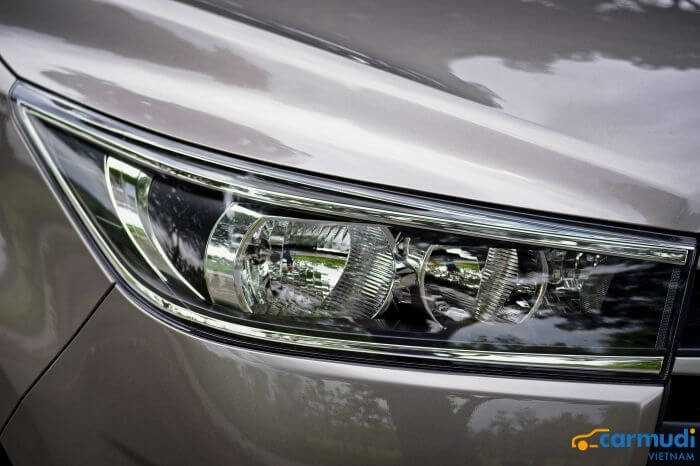 Cụm đèn pha LED trên xe hơi Toyota Innova carmudi vietnam