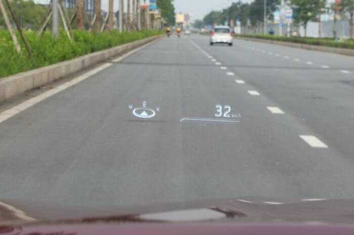 Màn hình HUD của xe Toyota Camry carmudi vietnam
