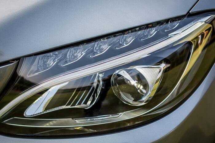Cụm đèn pha LED trên xe hơi Mercedes C250 carmudi vietnam