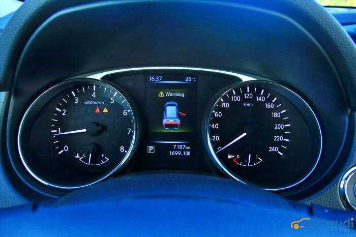 Cụm đồng hồ lái trên xe oto Nissan X-Trail carmudi vietnam