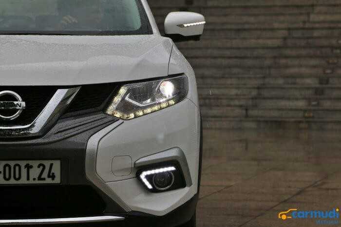 Cụm đèn pha LED trên xe hơi Nissan X-Trail carmudi vietnam