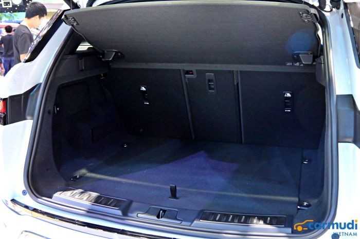 Khoang hành lý của Range Rover Evoque carmudi vietnam