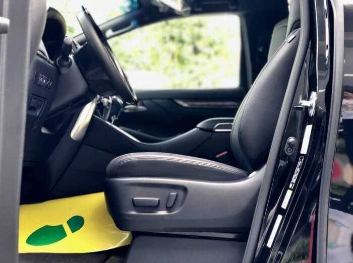 Hàng ghế trước của xe Toyota Alphard carmudi vietnam