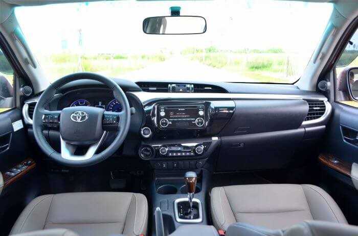 Nội thất xe Toyota Hilux carmudi vietnam