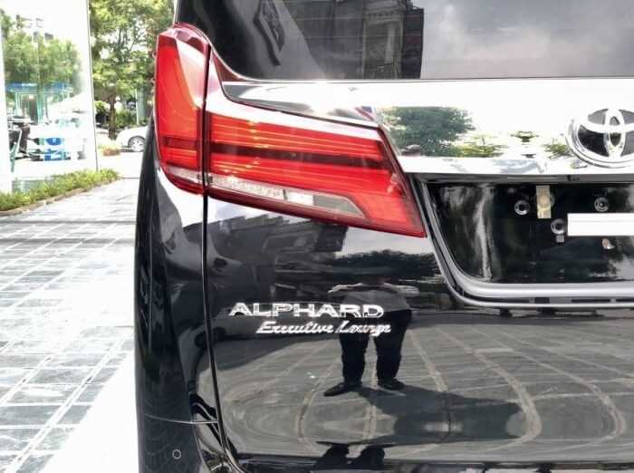 Cụm đèn hậu của xe Toyota Alphard carmudi vietnam