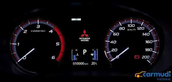 Cụm đồng hồ lái trên xe oto Mitsubishi Triton carmudi vietnam