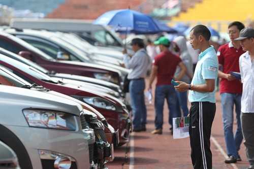 Khách hàng tham giá đấu giá ô tô