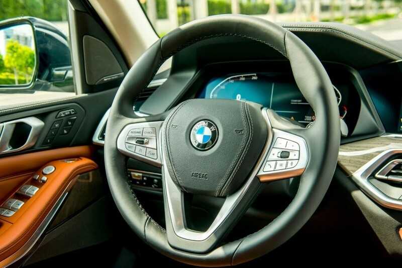 Thiết kế Vô lăng của xe BMW X7 carmudi vietnam
