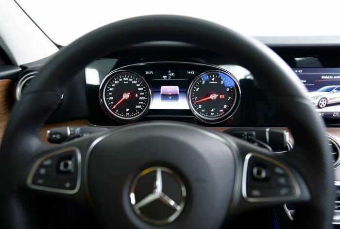 Cụm đồng hồ lái trên xe oto Mercedes E250 carmudi vietnam