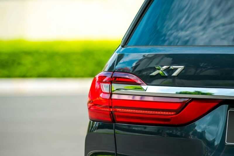 Cụm đèn hậu của xe BMW X7 carmudi vietnam