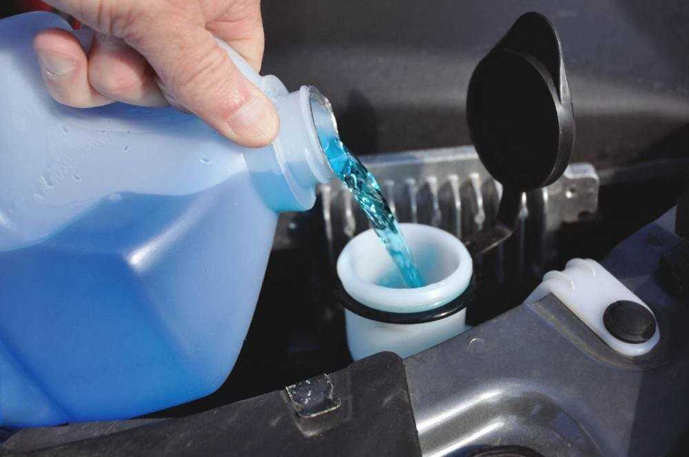 Dùng nước rửa kính đúng cách? Cách đổ nước rửa kính? Nước rửa kính ô tô nào tốt và giá?