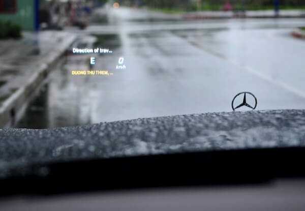 Hiện thị thông tin kính lái xe trên xe oto Mercedes S500 carmudi vietnam