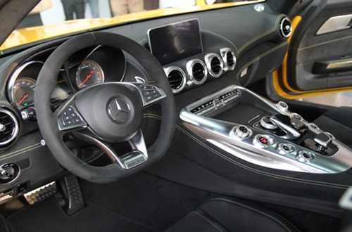 Nội thất của Mercedes-AMG GT sử dụng nhiều chất liệu Alcantara.