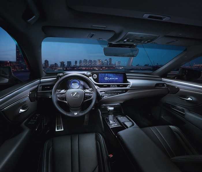 Lexus ES 300h mới được trang bị hệ thống an toàn mới 