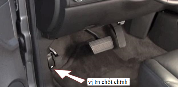 Xác định vị trí của chốt chính để mở nắp capo đặt bên dưới bảng điều khiển và cạnh cửa của tài xế.