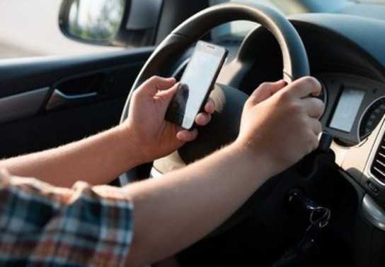 Tài xế vừa lái xe vừa sử dụng điện thoại bị phạt tới 2 triệu đồng