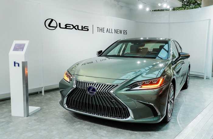 Lexus ES 300h mới có giá bán 3,04 tỷ đồng