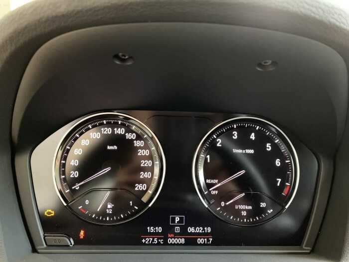 Cụm đồng hồ lái trên xe oto BMW X1 carmudi vietnam