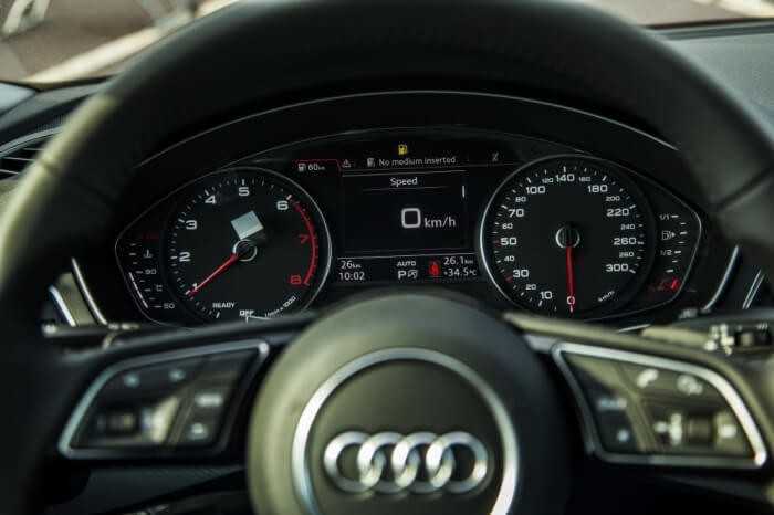 Cụm đồng hồ lái trên xe oto Audi A5 carmudi vietnam