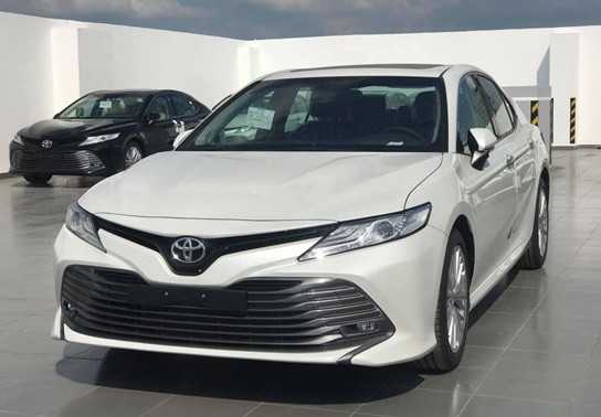 Sau khi Mercedes-Benz C180 ra mắt, Toyota Camry và "đồng bọn" dồn dập khuyến mãi