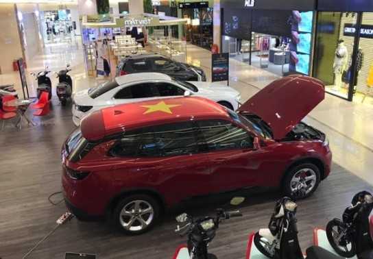 Chống dịch Covid-19, VinFast đóng cửa hệ thống showroom tại Vincom