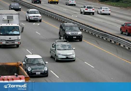 Những lỗi cơ bản gây nguy hiểm khi chuyển làn, chuyển hướng