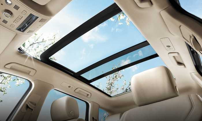 Mở cửa sổ trời để thoát khí độc bên trong xe