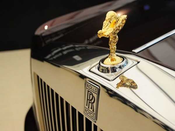 Logo Rolls-Royce quen thuộc.