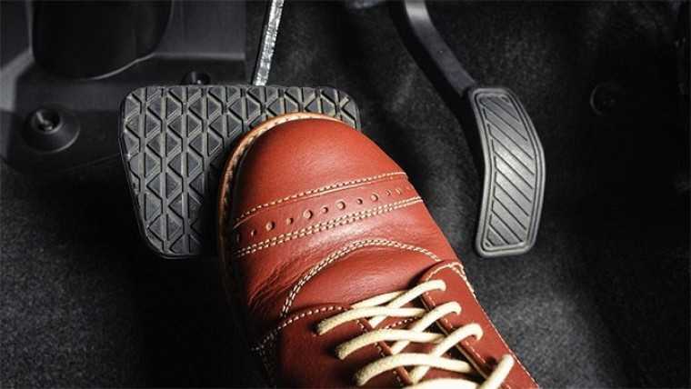 Lái xe số tự động bằng một chân và sử dụng giày đế bằng mềm.