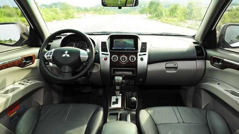 Khoang lái của Mitsubishi Pajero Sport 2015