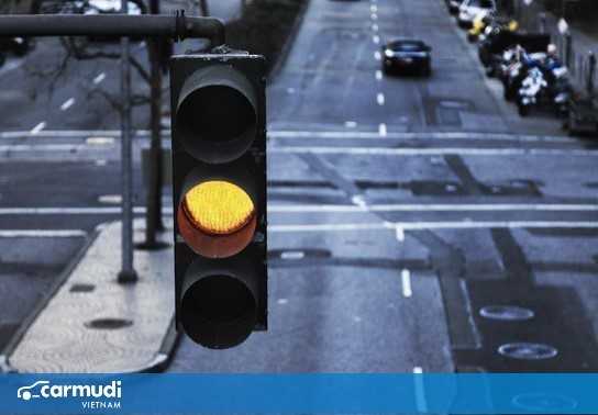 Lỗi vượt đèn vàng ô tô mới nhất 2020: Có thể bị phạt đến 5 triệu đồng