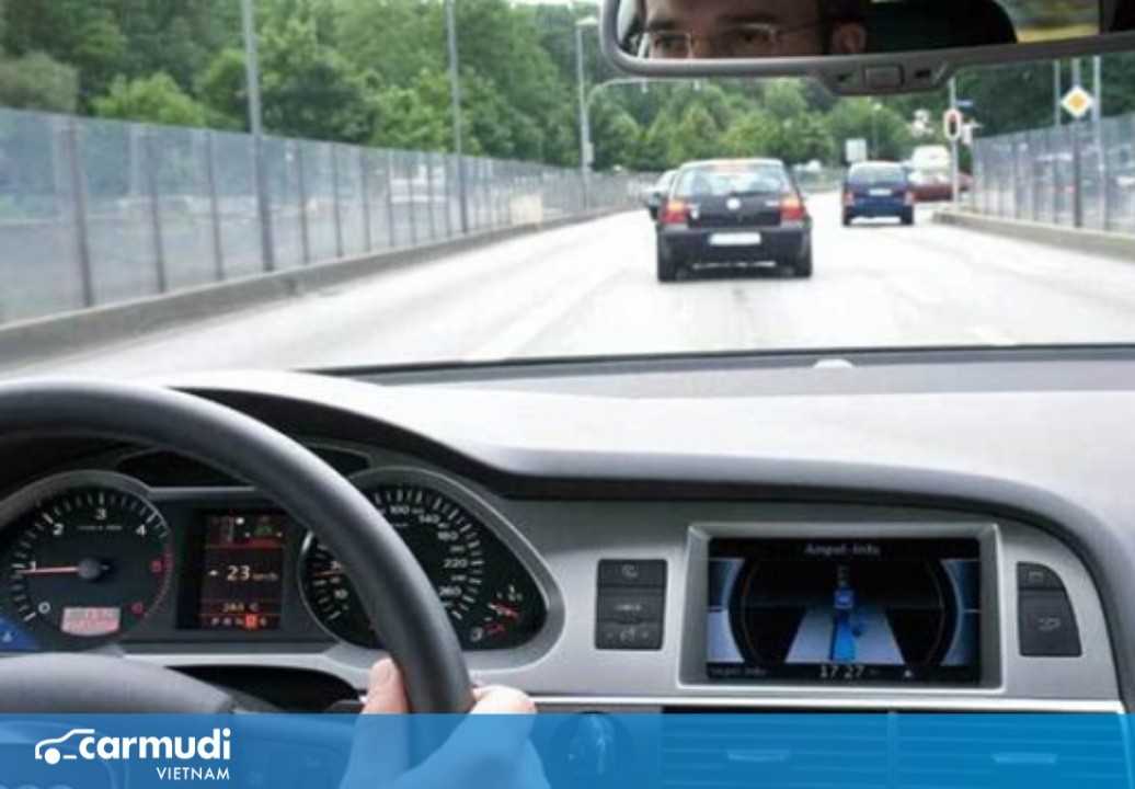 Hướng dẫn cách giữ xe ô tô ở chính giữa làn đường cho người mới