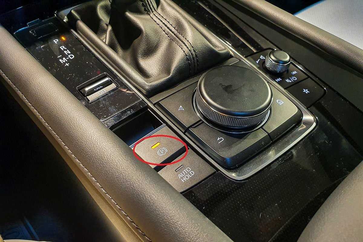 Phanh tay điện tử trên xe Mazda 3 sedan. 