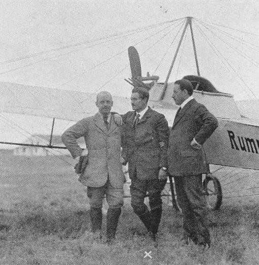 Eduard Rumpler (1872–1940), ngoài cùng bên phải.