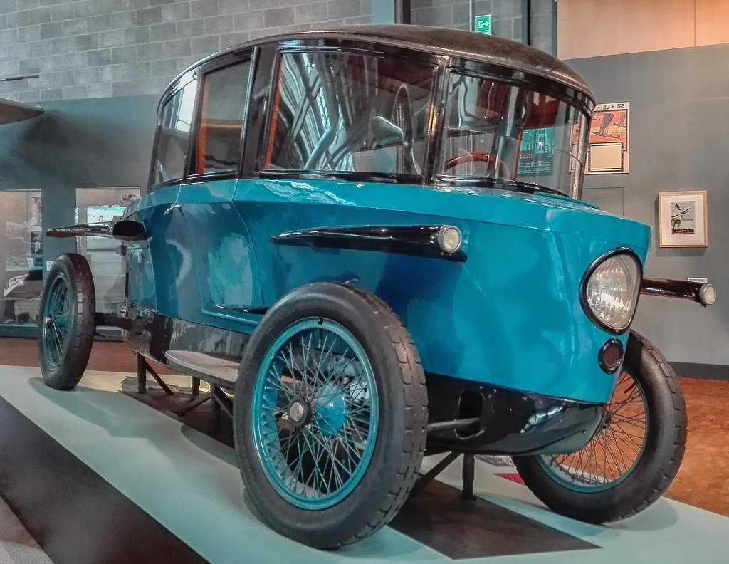 Mẫu ô tô được thiết kế khí động học đầu tiên của Eduard Rumpler Mẫu ô tô được thiết kế khí động học đầu tiên của Eduard Rumpler.