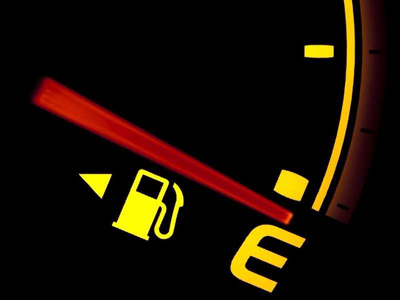 Nếu kim dầu chạm vạch E thì xe đi được bao xa? Nếu kim dầu chạm vạch E thì xe đi được bao xa?