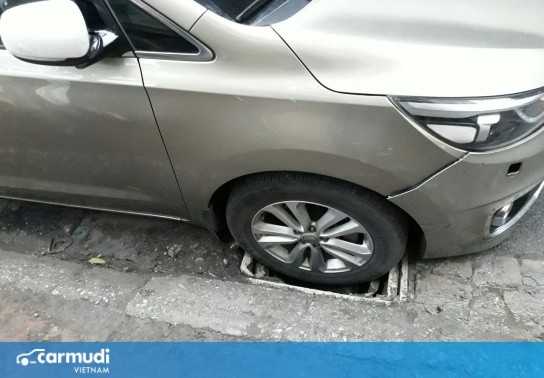 Cách xử lý khi bánh xe bị sụt xuống hố