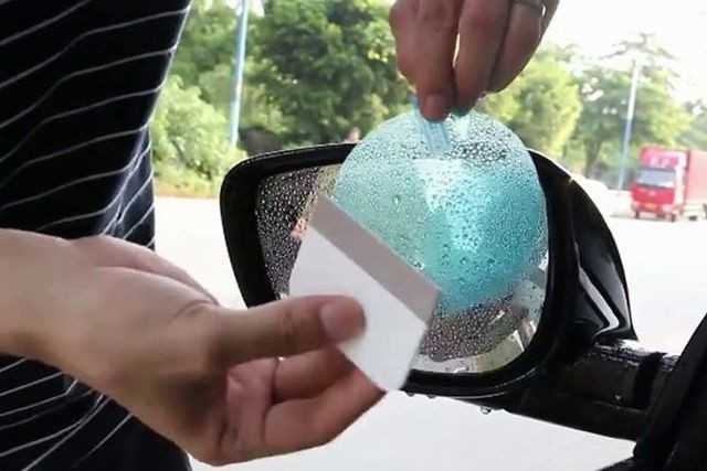 Mách bạn cách xử lý kính chiếu hậu bị mờ khi lái xe ngày mưa