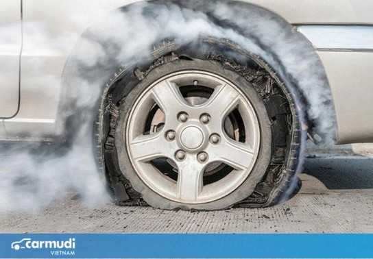 Các bước hữu hiệu khi xe bị nổ lốp trong lúc đang di chuyển