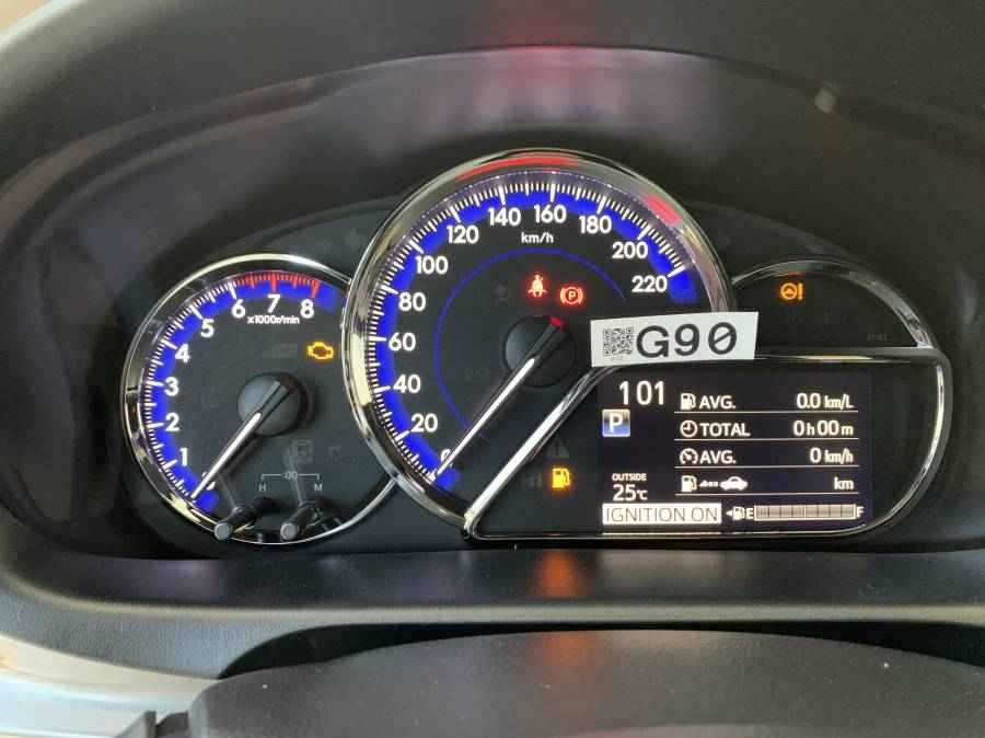 Cụm đồng hồ lái trên xe oto Toyota Yaris carmudi vietnam