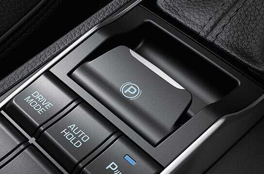 Khi sẵn sàng đỗ/đỗ, người lái chỉ cần nhấn nút “P” và hệ thống sẽ tự động áp dụng phanh tay (chuyển sang chế độ khóa).