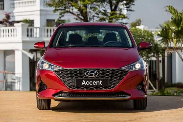 Đầu xe Hyundai Accent nổi bật với tản nhiệt phối lưới bên trong