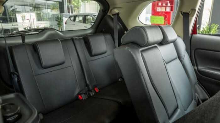 Hàng ghế thứ hai của xe Mitsubishi Outlander carmudi vietnam