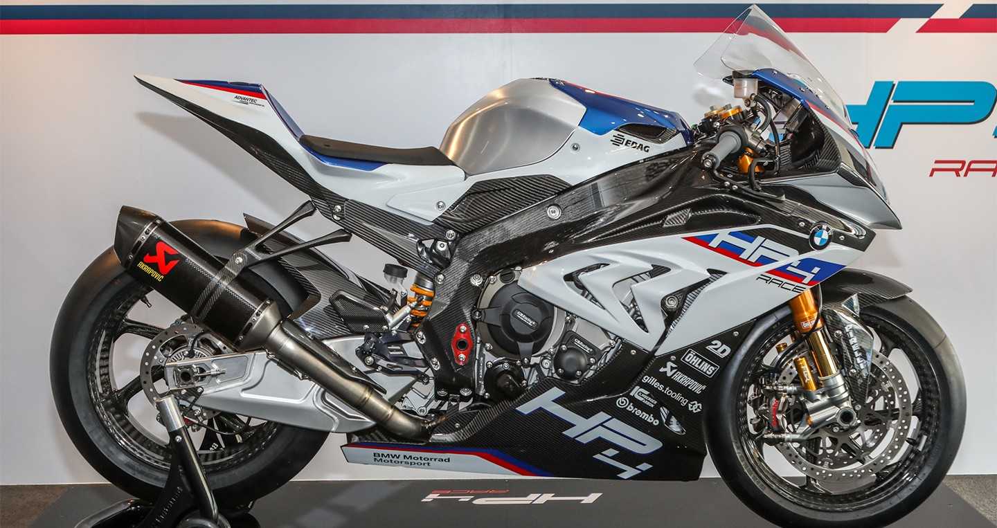 BMW HP4 Race chỉ có đúng một tùy chọn màu sơn là trắng phối xanh dương, kèm những đường kẻ sọc đỏ theo màu của đội đua hãng. Trên toàn thế giới, chỉ có đúng 750 chiếc được sản xuất.